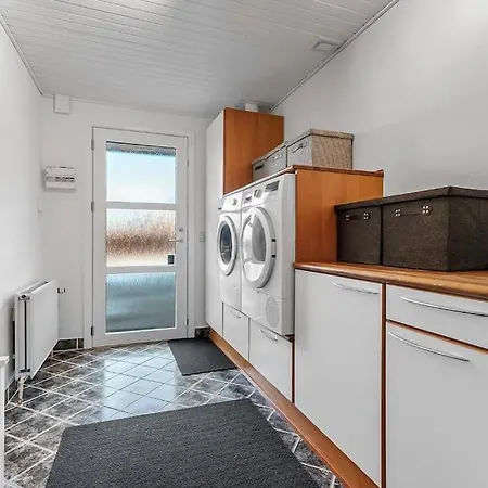 Βίλα And Cozy Family House At Center *