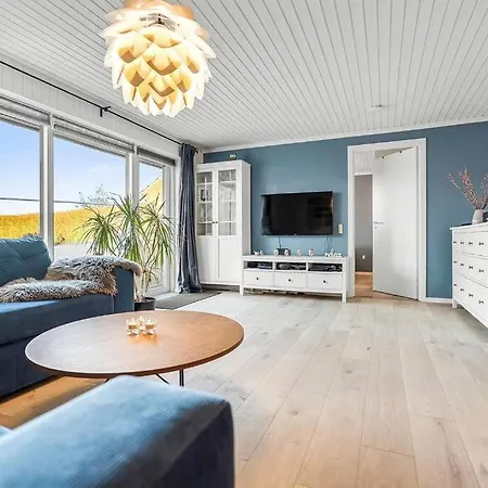 Vila And Cozy Family House At Center *