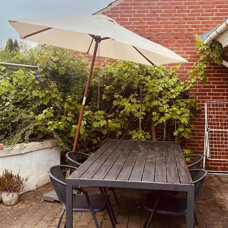 Vila And Cozy Family House At Center *