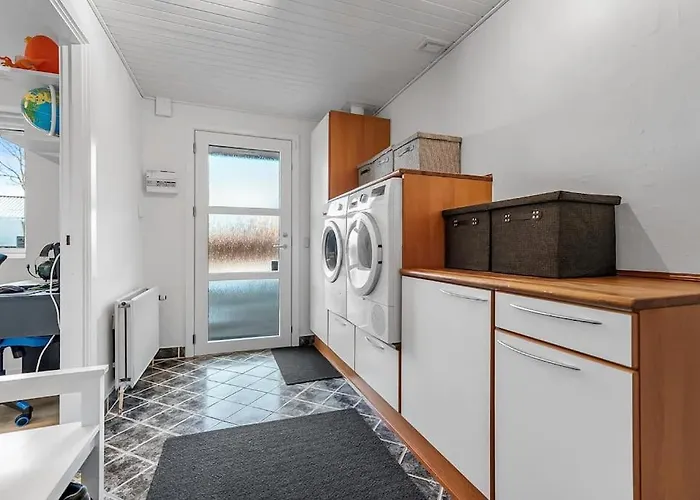 Villa And Cozy Family House At Center *