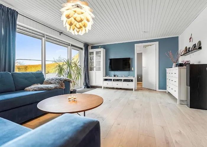 Villa And Cozy Family House At Center *