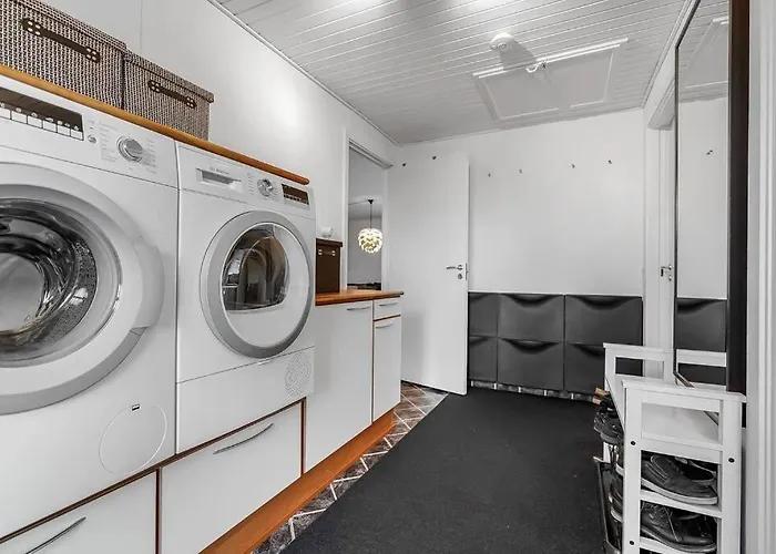 Villa And Cozy Family House At Center *