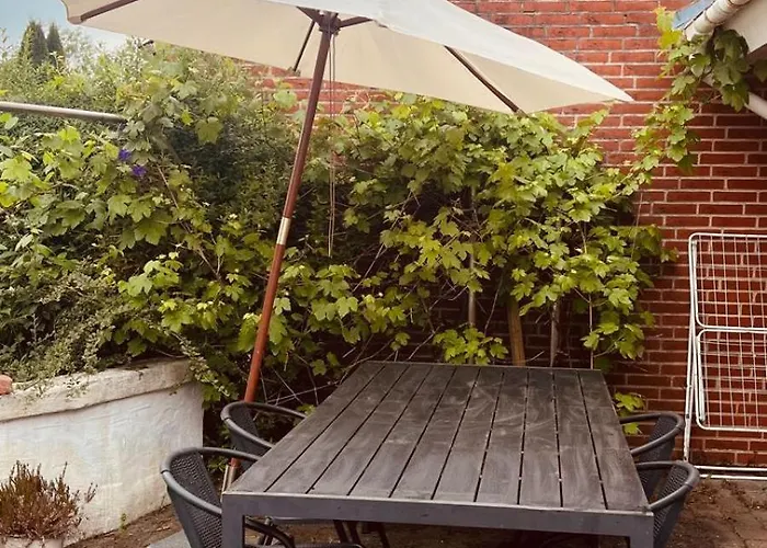 Villa And Cozy Family House At Center *